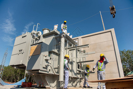 发电厂建筑工地电气工程协同合力安装变压器图片