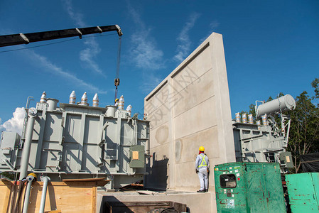 发电厂建筑工地电气工程协同合力安装变压器图片