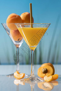 芒果仔兄妹时光马提尼酒杯中看起来美味的橙汁背景