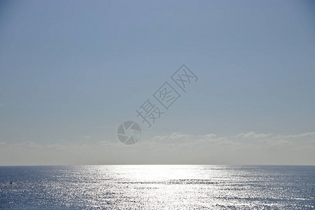 海洋上的低地平线与太阳的反射图片