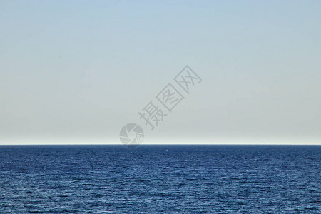 蓝天碧水的地平线图片