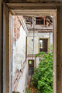 一座废弃的豪宅废弃的古堡图片