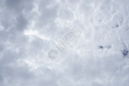 天空上柔软蓬松的白云波图片