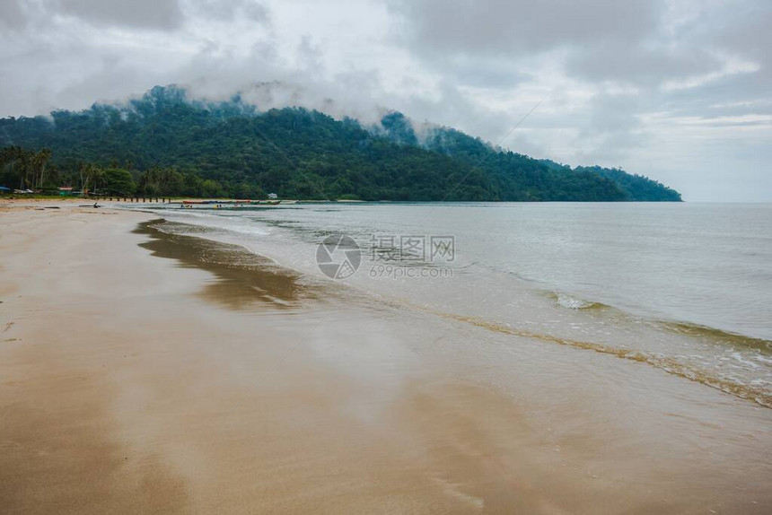 这个海湾位于砂拉越的边缘图片