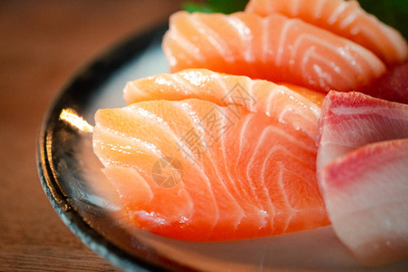新鲜三文鱼生片日本菜图片