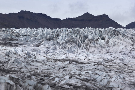 观察冰岛东部的冰河面图片