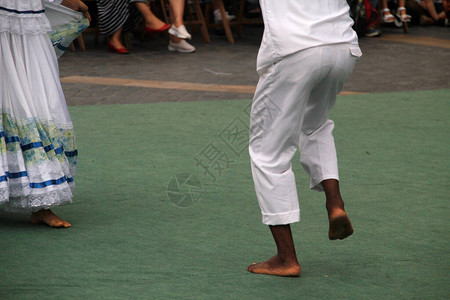 哥伦比亚民间舞蹈表演在街背景图片
