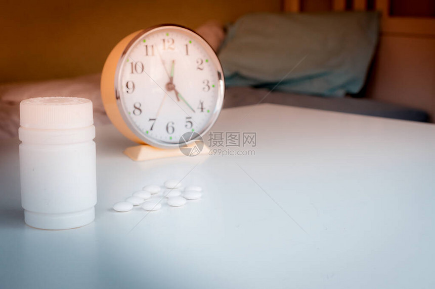 药瓶在桌子上时间与时钟图片