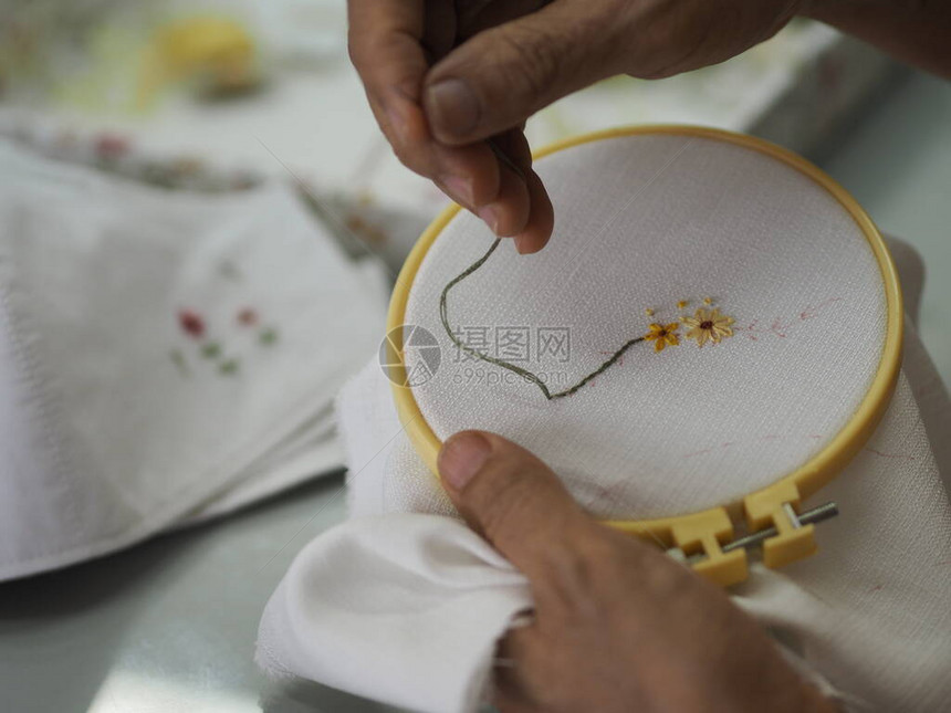 手持缝纫品女刺绣花朵手工制作的艺术图片