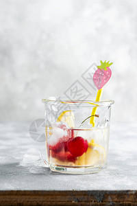 用天然浆果和柠檬水果制成的自制新鲜冷柠檬水或鸡尾酒图片