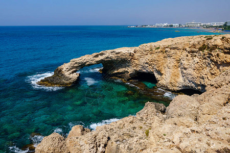 环礁海岸和地中海的塞浦路斯以拱门形图片