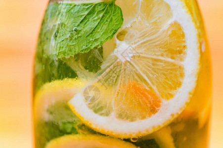 以柠檬柠檬石灰基威草莓和薄荷为新的莫吉托杯图片