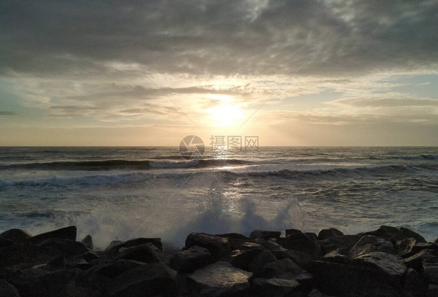 海浪在沙滩日落时以生动的图片