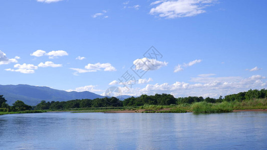 以蓝天山为背景的河流背景图片