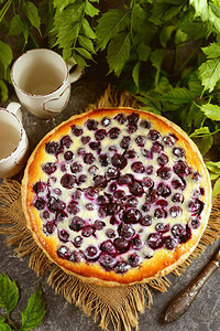 美味的馅饼配酸奶油和蓝莓自制烘焙图片