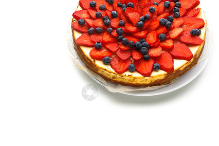 带草莓和蓝莓的芝士蛋糕以白色背景与图片