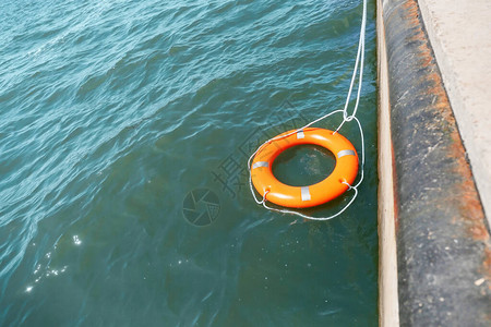 漂浮在水面上的救生圈图片