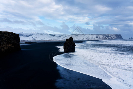 Reynisfjara的黑沙滩和来自冰岛南部海岸Dyrholaey海角的Reynis背景图片