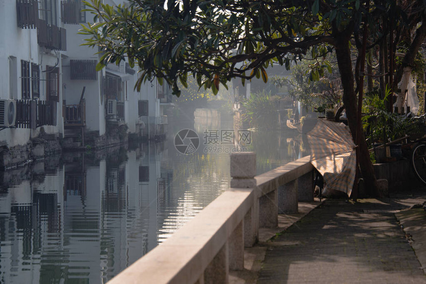 在浓雾下午的江苏州的运河图片