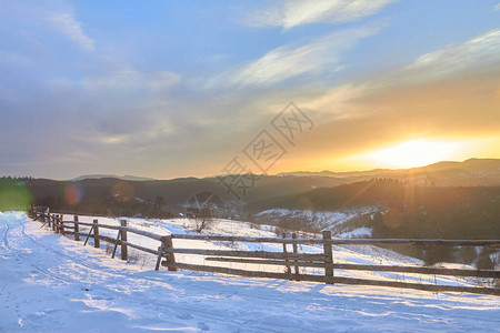 山上美丽的冬天风景日出雪覆盖了图片