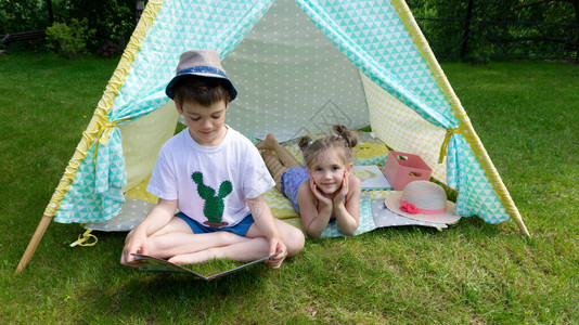 孩子们在暑假期间看书暑假期间户外活动的想法夏天图片