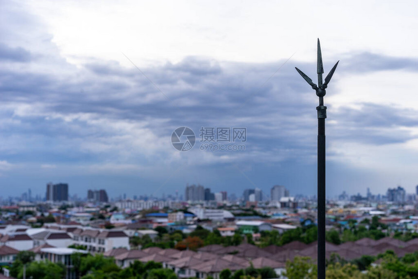 多云的公寓屋顶上的避雷针图片