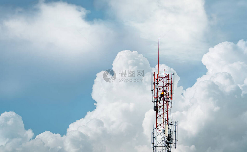 蓝天白云的电信塔工人在电信塔上安装了5g设备通信技术电信业移动或电信图片