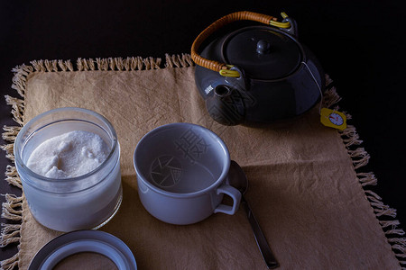 一杯茶与传统茶壶和糖碗图片