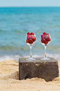 两杯红樱桃夏季水果背景的酒杯满图片
