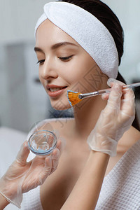 面部脱皮面膜水疗美容护肤女人在水疗沙龙接受美容图片