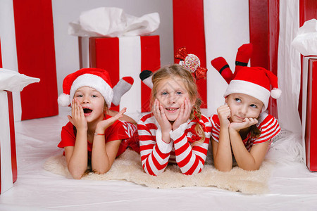 三个迷人的女孩享受节日气氛在和圣诞节前夕我希望我是圣诞老图片