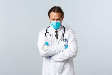 冒犯了戴着医用口罩和手套的胆小的医生图片