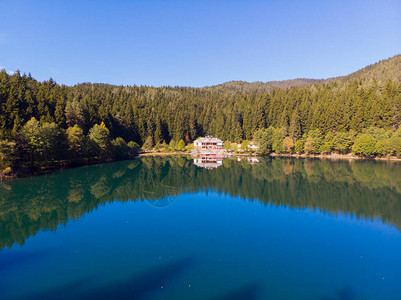 Savsat自然公园风景湖泊和山丘空中观察背景图片
