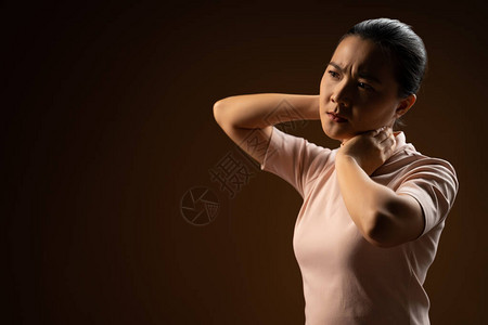 亚裔妇女生病时身体疼痛触摸着她的身体图片