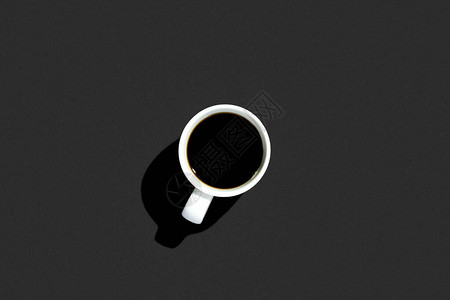 白色的杯子黑色背景上有咖啡顶图片