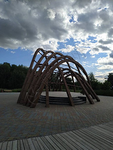 城市公园的Wooden拱门图片