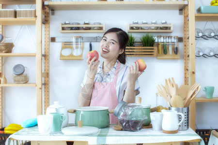 女孩为晚餐做菜和在家厨房玩得开心图片