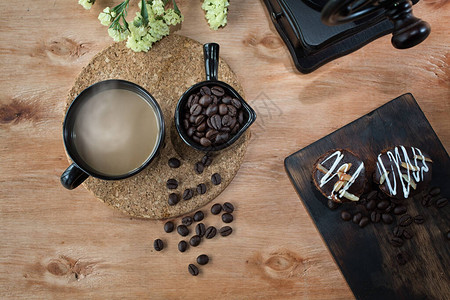 咖啡研磨机咖啡豆咖啡和糖果咖啡杯和木制的图片