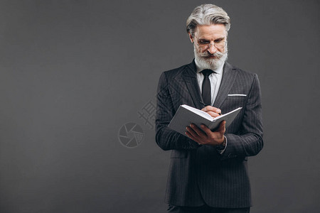 商务和时尚的大胡子成熟男人穿着灰色西装图片