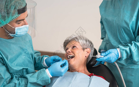 在牙科诊所经营高级女男牙医口腔保健图片