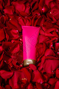 红玫瑰花瓣上的粉色奶油管礼物环保图片
