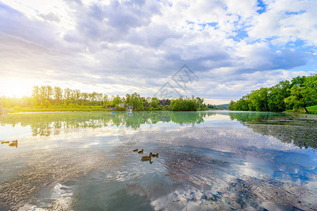 在湖的夏天风景日出晨光倒影在湖水中镜湖旅行户外休闲关于在湖图片
