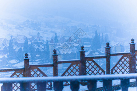 森林中温冬雪景的寒冷小镇风景图片