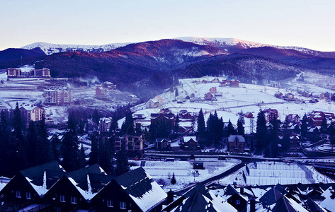 森林中温冬雪景的寒冷小镇风景背景图片