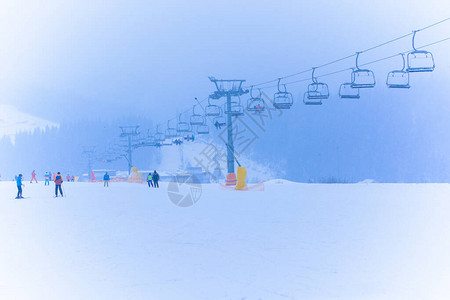 森林中温冬雪景的寒冷小镇风景背景图片