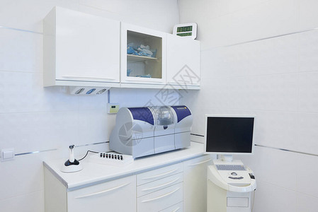 牙科诊所的现代内部配有湿式铣削和研磨机口腔内扫描仪led聚合灯牙医办公室背景图片