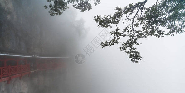 张家界公园雾蒙的著名神圣天门山悬崖上的人行道图片