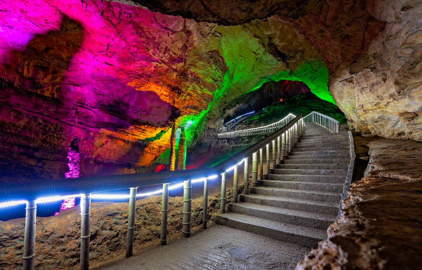 湖南省张家界市美丽的黄龙洞内的照明楼梯和步行道图片