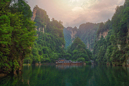 湖南省张家界森林公园武陵源宝峰湖周围令人惊叹的美图片
