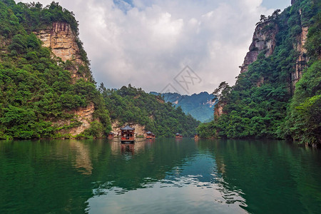 旅游船在湖南省张家界森林公园武陵源宝峰湖周围美丽的喀斯图片